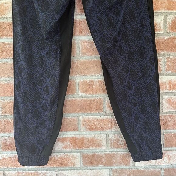 Athleta Brooklyn Jogger Pants Women’s 8 Blue Black Snakeskin Print - Picture 10 of 10